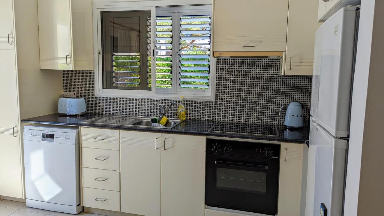 Stylish Garden Apartment At Paphos Harbour Екстериор снимка